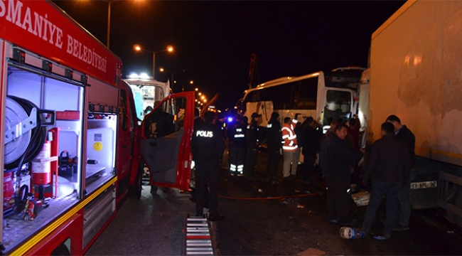 Tır yolcu otobüsüne çarptı