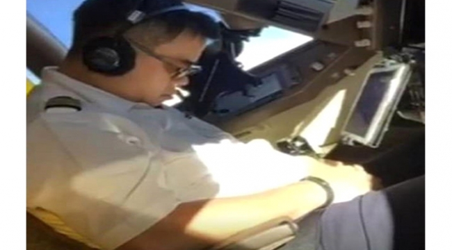 Uyurken görüntülenen pilot sosyal medyayı salladı