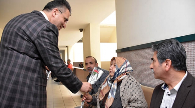 Adana Adliyesinde kadınlara ‘8 Mart’ karanfili