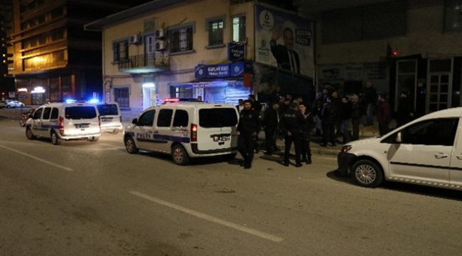 Adana'da afiş asma kavgası: 5 yaralı