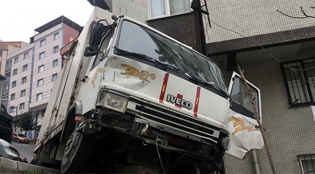 Freni patlayan kamyonet yokuş aşağı kaydı