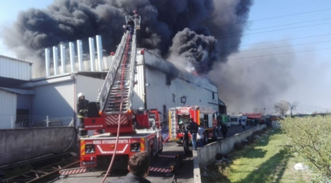 Korkutan fabrika yangını
