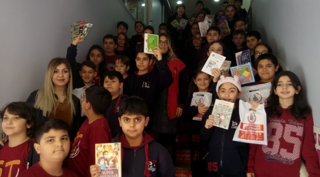 Kumbaradaki paralarıyla kütüphane oluşturuyorlar