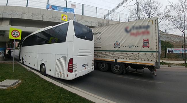 Önce tır, ardından tur otobüsü alt geçide sıkıştı