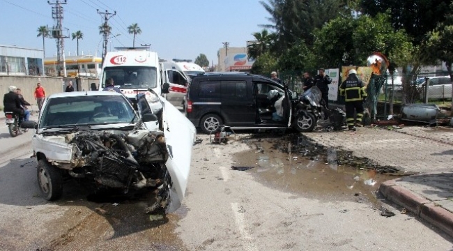 Otomobil ile ticari araç çarpıştı: 4 yaralı var