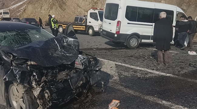 Otomobille minibüs çarpıştı