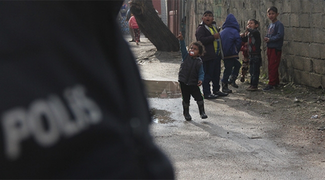 Polis mahalleyi abluka altına aldı