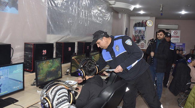 Polis okul önlerinde denetimleri sıkı tutuyor