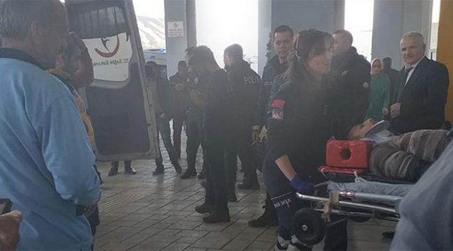 Polisleri taşıyan servis ile yolcu minibüsü çarpıştı