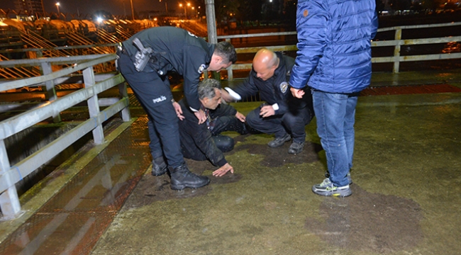 Seyhan Nehri'ne düşen adam son anda kurtuldu