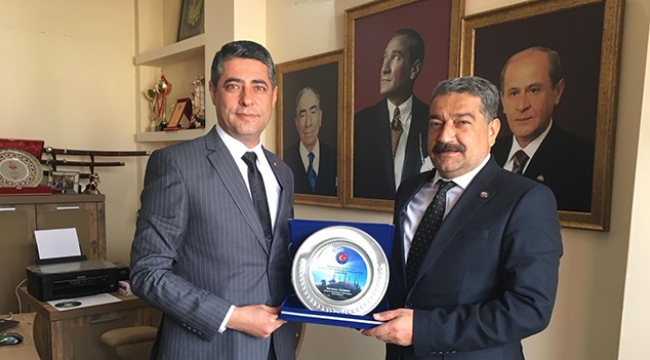 Yağmur’dan Uçar’a plaket