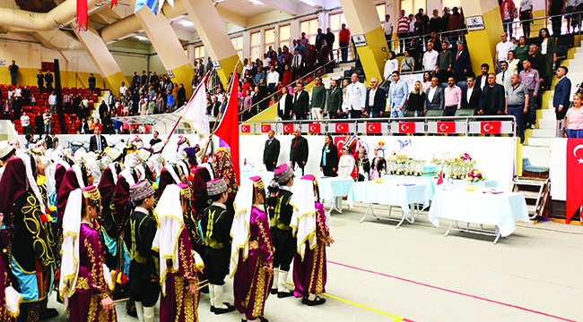 Adana’da halk oyunları  grup yarışmaları yapıldı