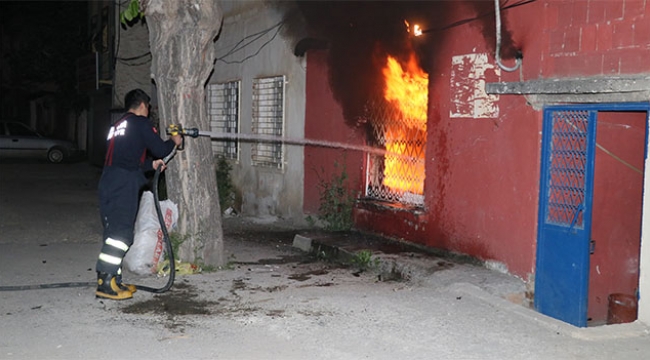 Alkol alıp oturduğu evi yaktı