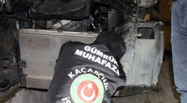 Araba motoruna gizlenmiş 11 kilo uyuşturucu bulundu