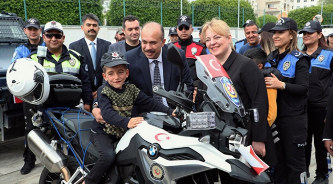 Engelliler polis aracına bindi siren çaldı