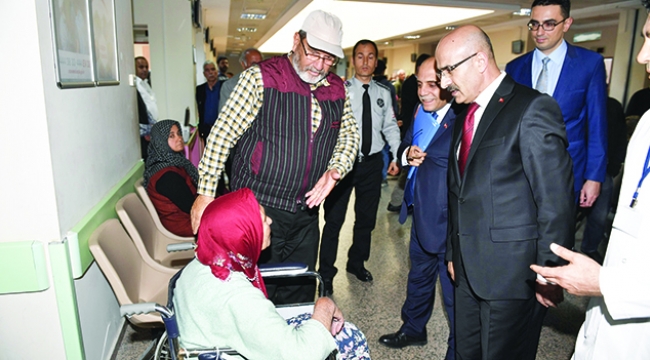 Hastaların gönlünü aldı