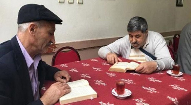 Kahvede 1 saat kitap okuyana çay ücretsiz