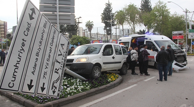 Kırmızı ışıkta geçti, hasta taşıyan ambulansla çarpıştı