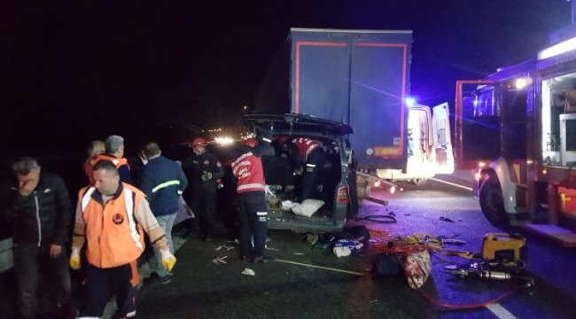 Minibüs Tır'a arkadan çarptı: 5 ölü 3 yaralı