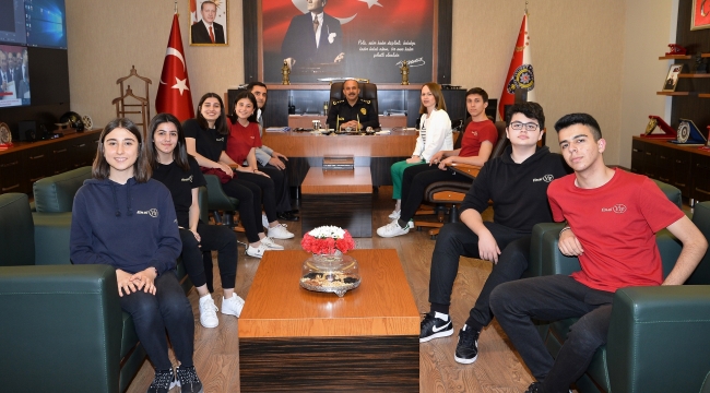 Öğrenciler Zafer Aktaş’ı kutladı