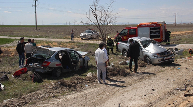 Otomobil ile pikap çarpıştı 1 ölü 5 yaralı