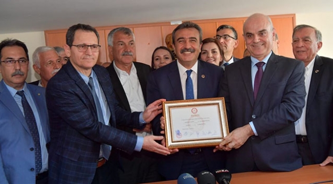 Soner Çetin mazbatasını aldı