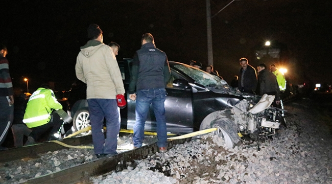 Tren otomobili biçti, canlarını son anda kurtardılar