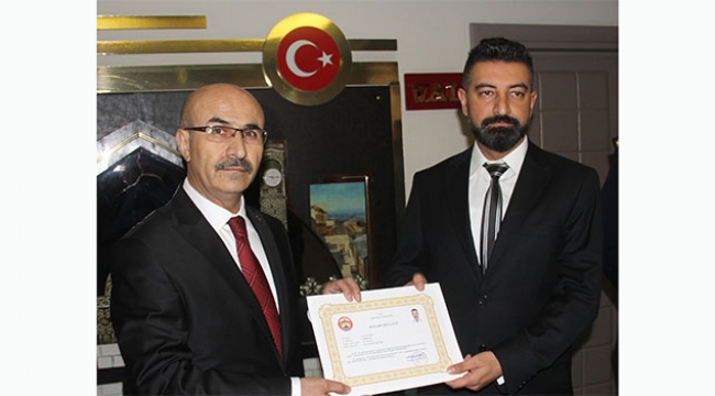 Uçan polise validen başarı belgesi