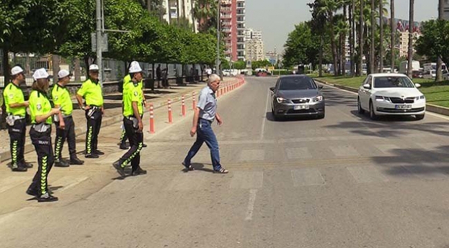 Adana polisinden yaya geçidinde durmayan sürücüye empati cezası