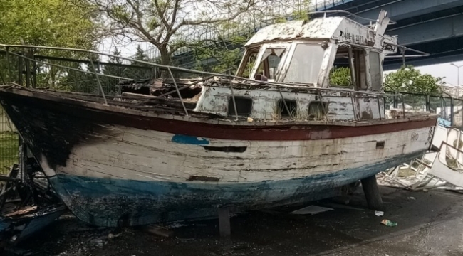 Atıl haldeki iki tenke kül oldu