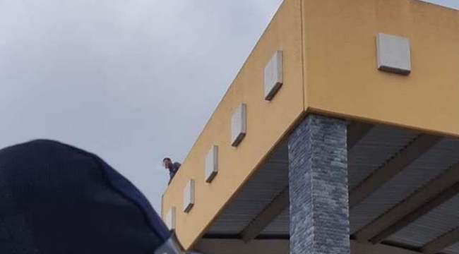AVM terasından atladı, branda üzerine düşünce kendini bıçakladı