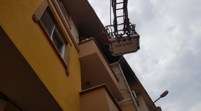 Babasına kızdı evi yaktı!
