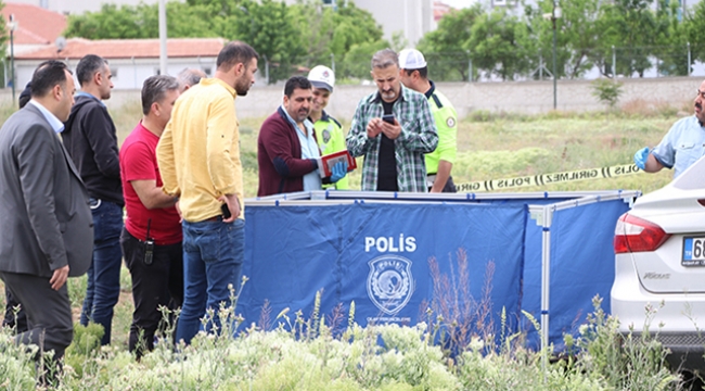 Boynuna ip bağlı genç duvara çarpmış otomobilde ölü bulundu