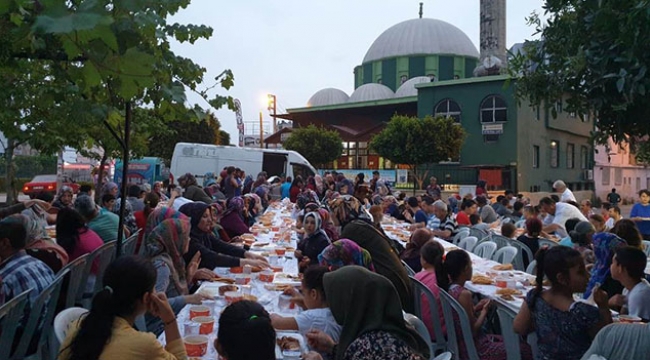Çınar ağaçları altında sokak iftarı