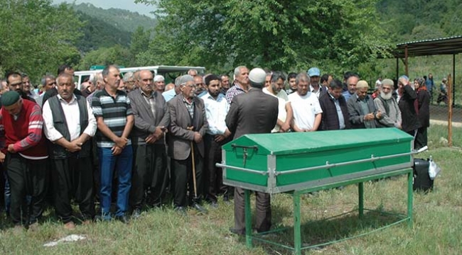 Çocuklarının gözünün önünde eşini baltayla öldürdü
