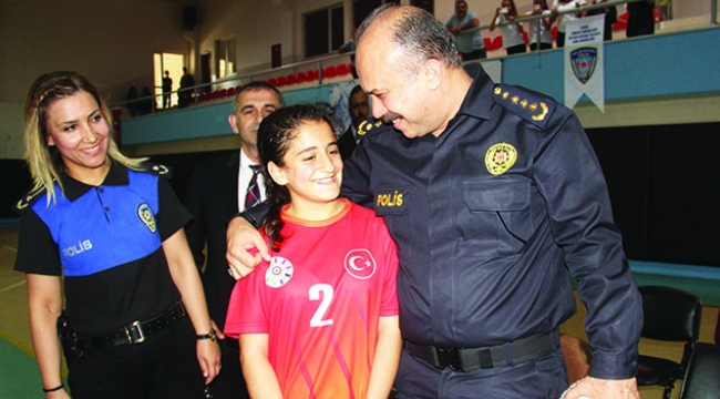 Emniyet müdürü önce gol attı sonra kupa verdi