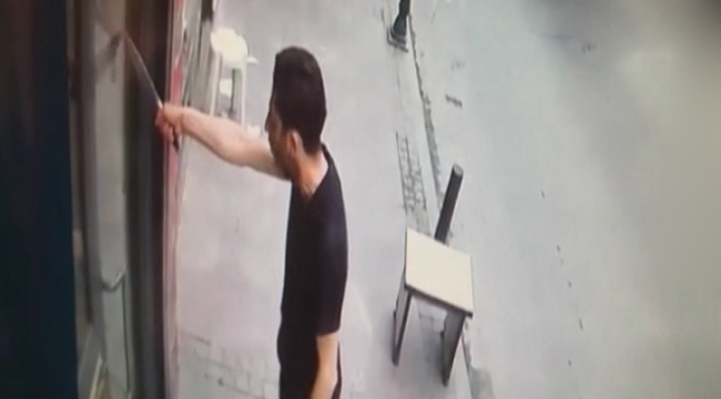 Eşiyle kavga edip ekmek bıçağıyla terör estirdi