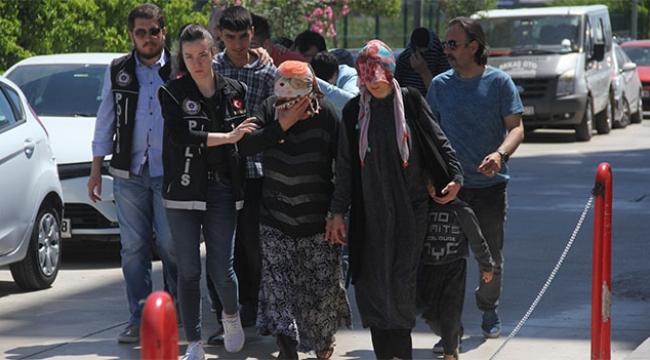 Genç kadının üzerine sarılı 2 kilo uyuşturucu çıktı