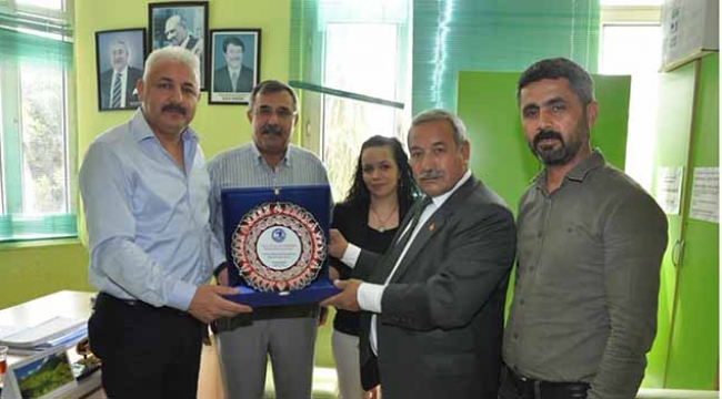 Geri dönüşümcülerden Kandemir'e teşekkür plaketi
