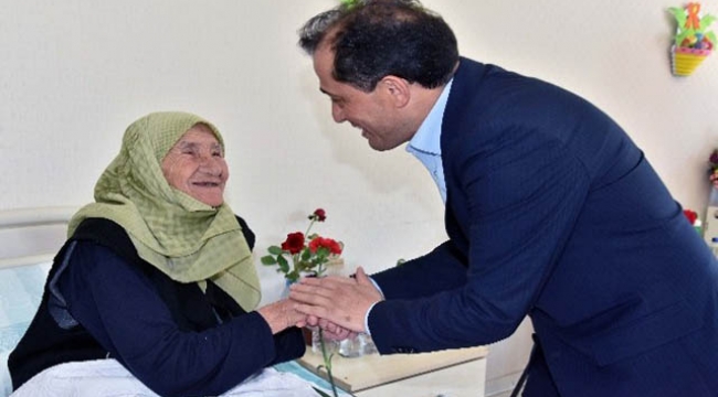 Güler, annelerin elini öpüp 'Anneler Günü'nü kutladı