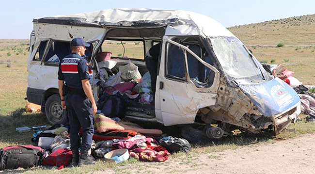 İşçileri taşıyan minibüs şarampole yuvarlandı