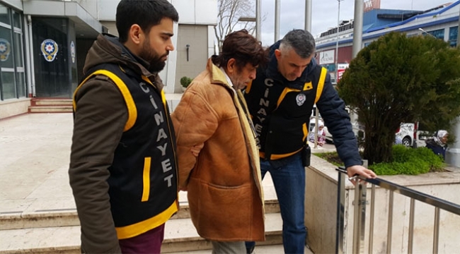 Kızını öldüresiye bıçaklayıp başında sigara içmiş