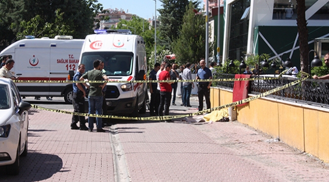 Koca dehşeti: Otomobilden inen eşine kurşun yağdırdı
