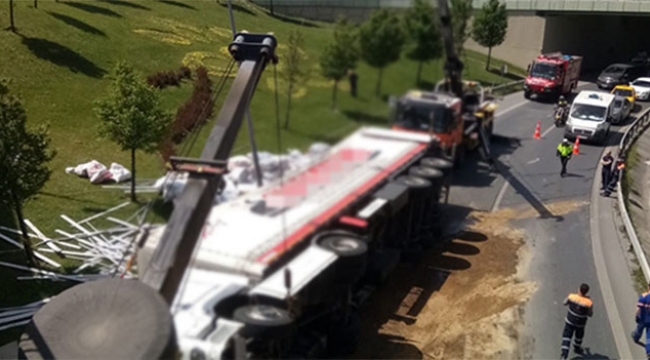 Otogar bağlantı yolunda tır devrildi