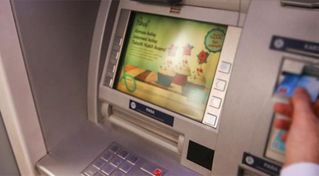 Parasını yutan ATM'ye baltayla saldırdı