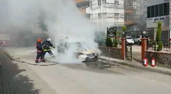 Park halindeki otomobil alev aldı