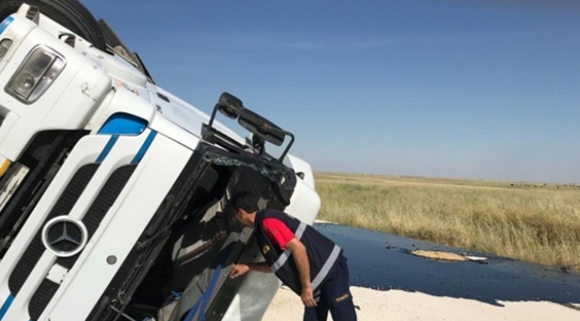 Petrol yüklü tanker devrildi