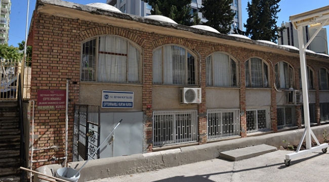 Sadaka paralarını çalıp içerde yemek yediler