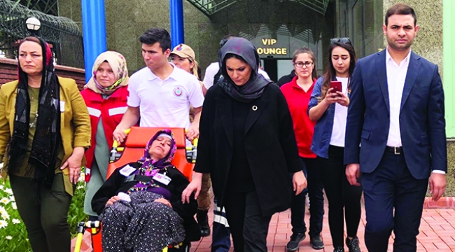 Şehit annesini kadın vekiller teskin etti