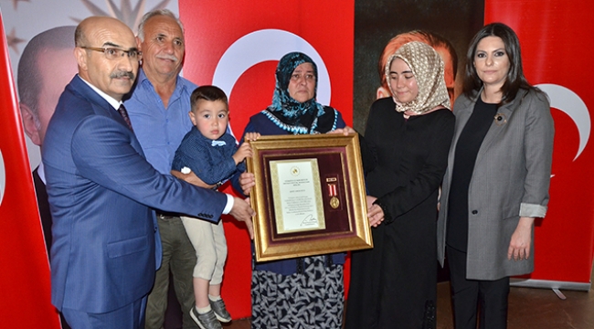 Şehit yakınlarına övünç madalyası